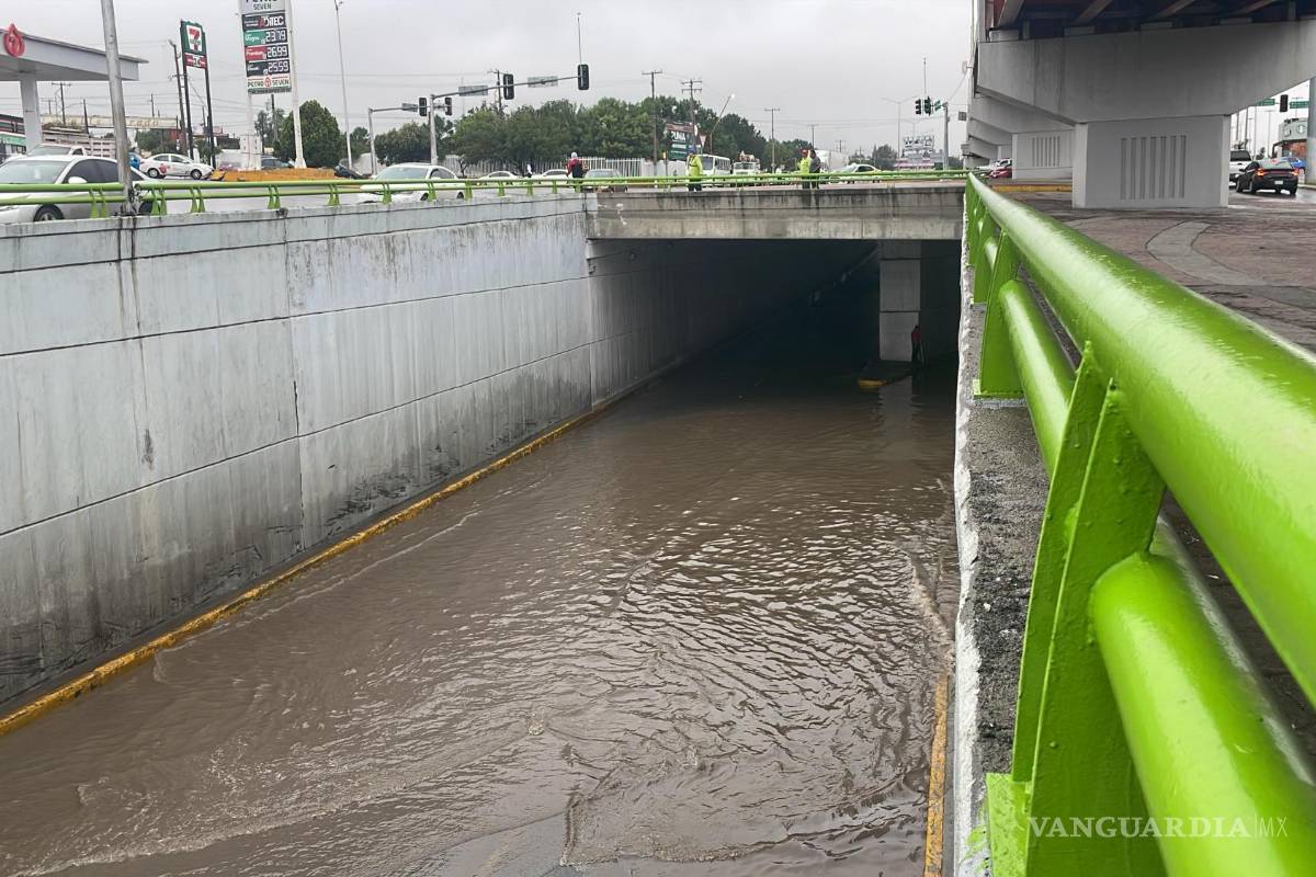 Inundación en deprimido de Valle Dorado desata tráfico caótico al sur de Saltillo