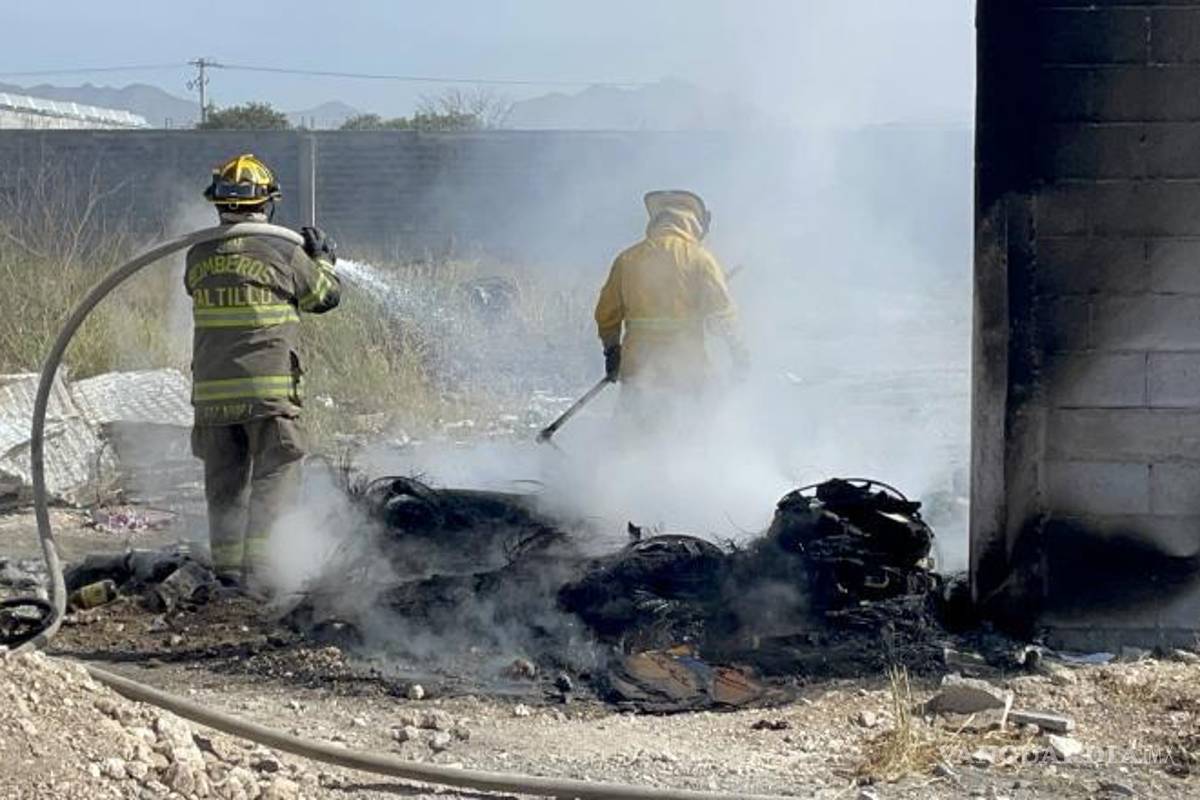 $!Miembros del cuerpo de bomberos trabajaron arduamente para sofocar las llamas y controlar la situación, evitando riesgos en la zona afectada.