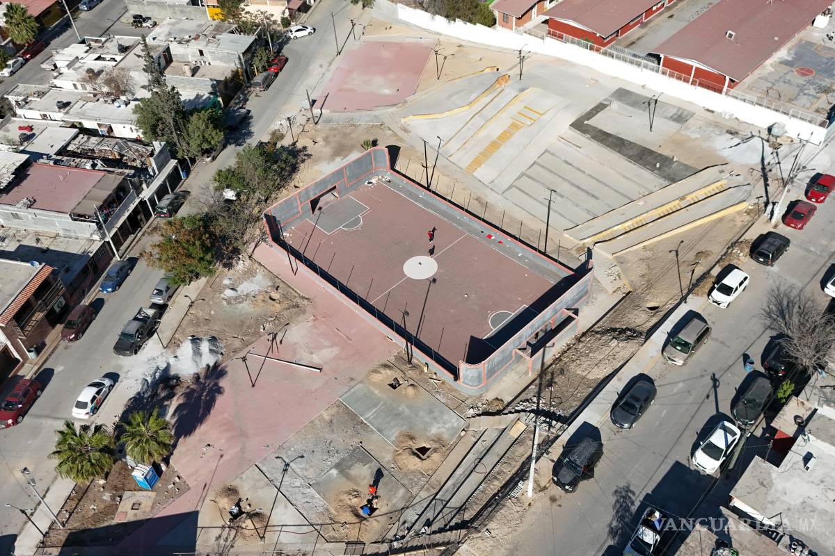 Avanza rehabilitación de plaza Fidel Velázquez con nuevas luminarias y gradas, en Ramos Arizpe