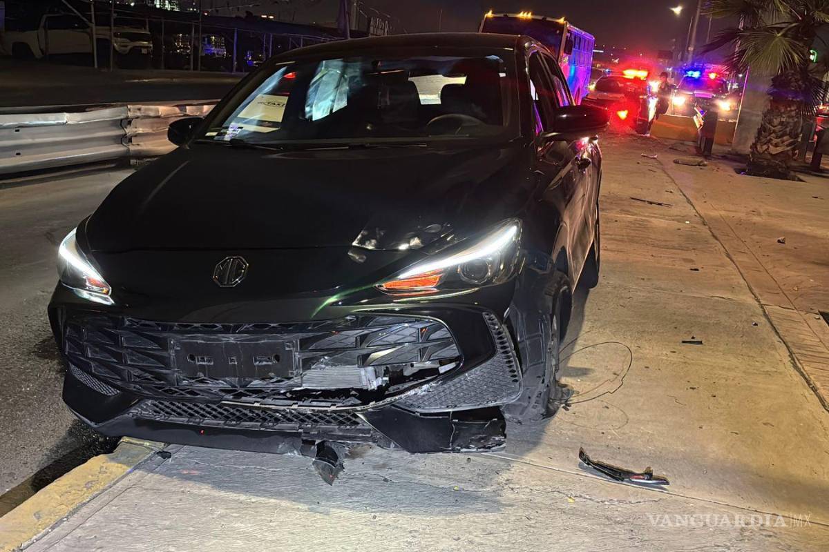 $!El conductor perdió el control al tomar la curva hacia el periférico Luis Echeverría.