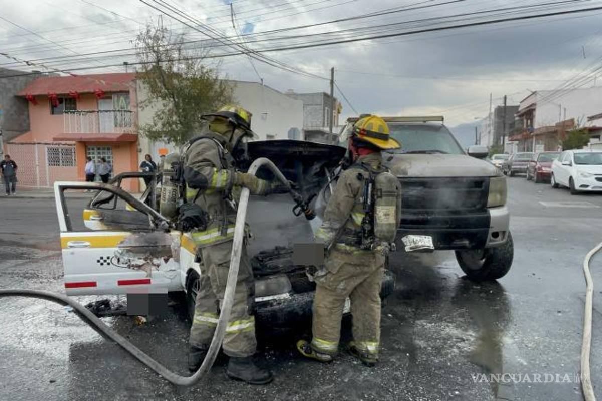 $!Bomberos controlan el incendio de un taxi y una camioneta tras accidente en la colonia Bellavista.