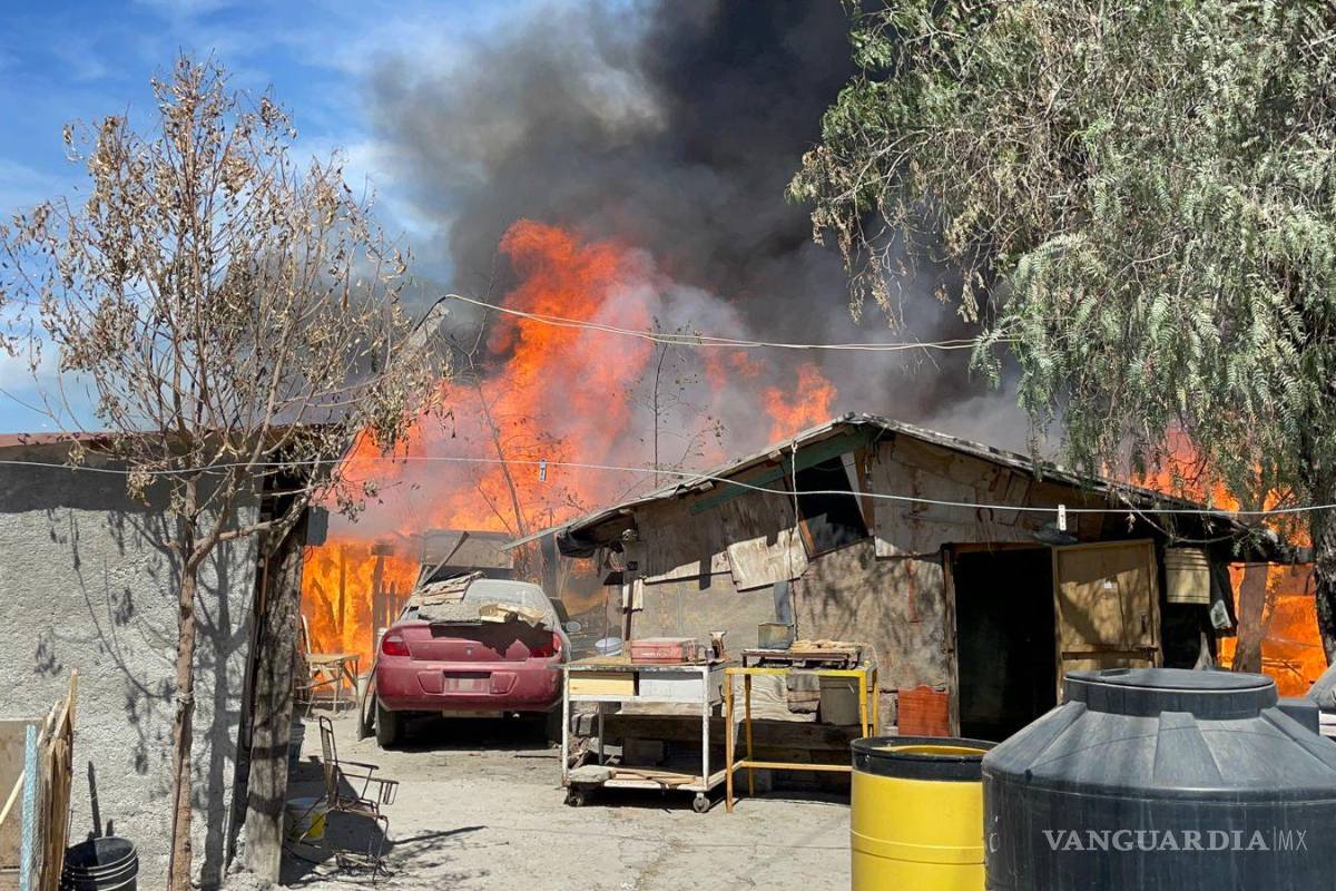 Voraz incendio arrasa con tres tejabanes y animales en Ramos Arizpe