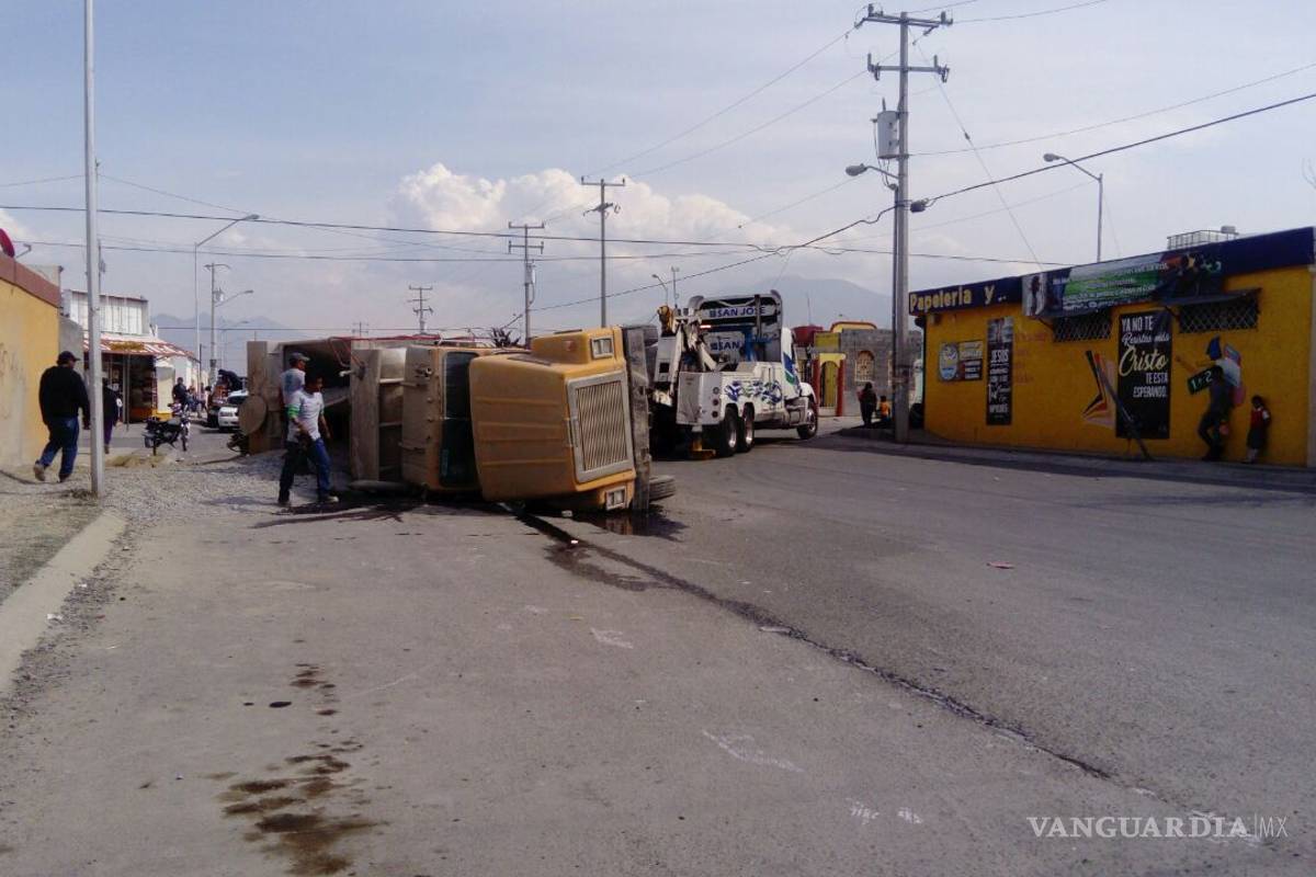 Se vuelca tráiler al quedar sin frenos en colonia Misión Cerritos de Saltillo