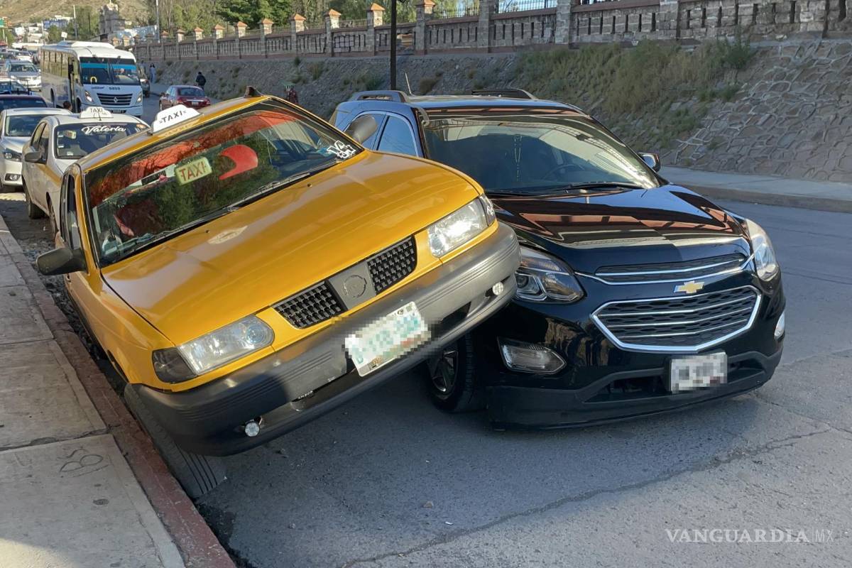 Automovilista provoca colisión que deja taxi encima de su vehículo en Saltillo