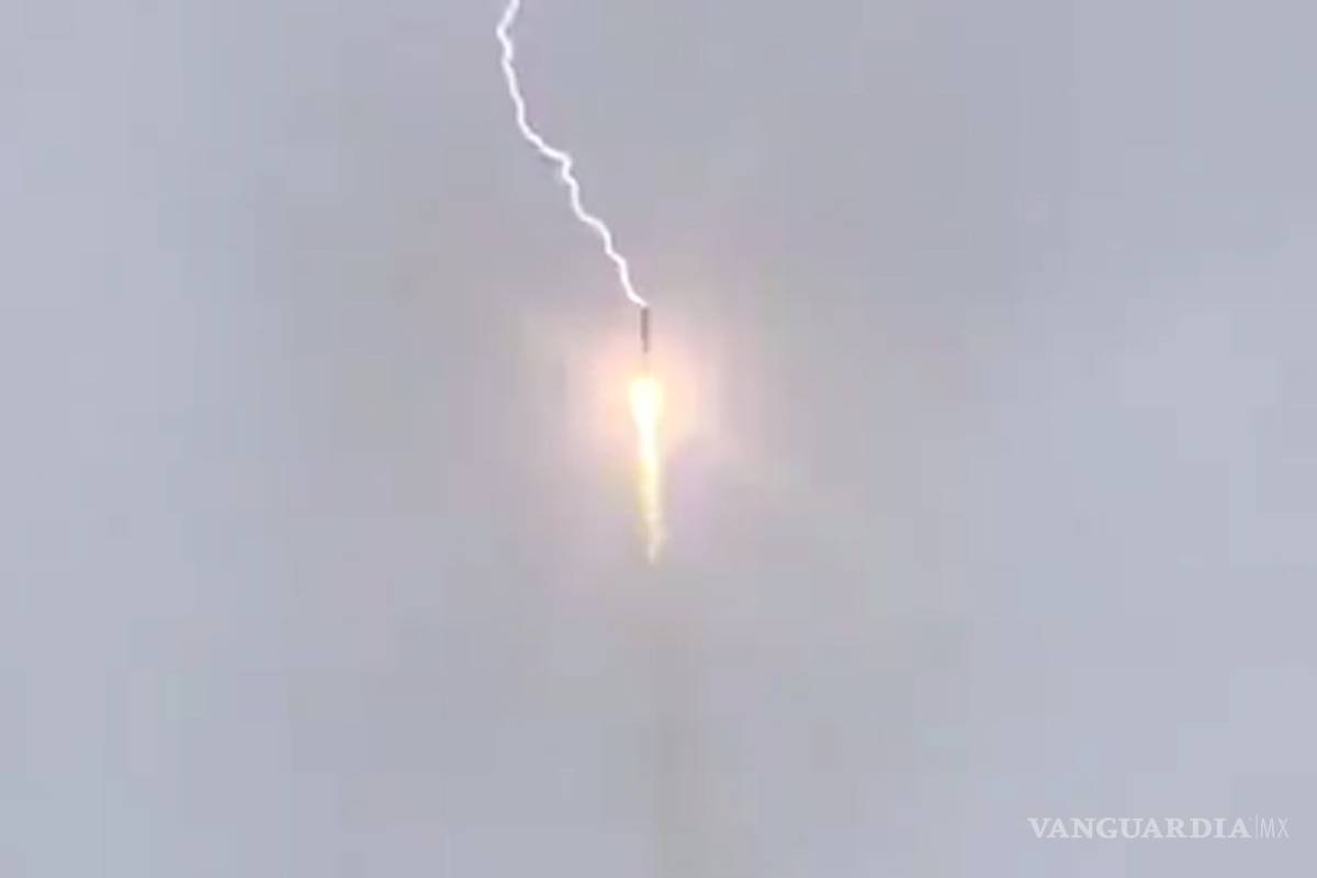 Cohete ruso es impactado por un rayo justo después de despegar