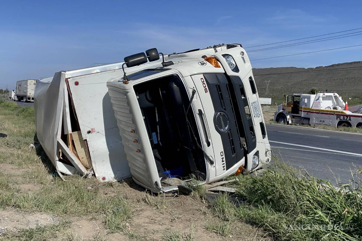 Caos vial tras accidente de camión y tráiler en la carretera Saltillo-Torreón