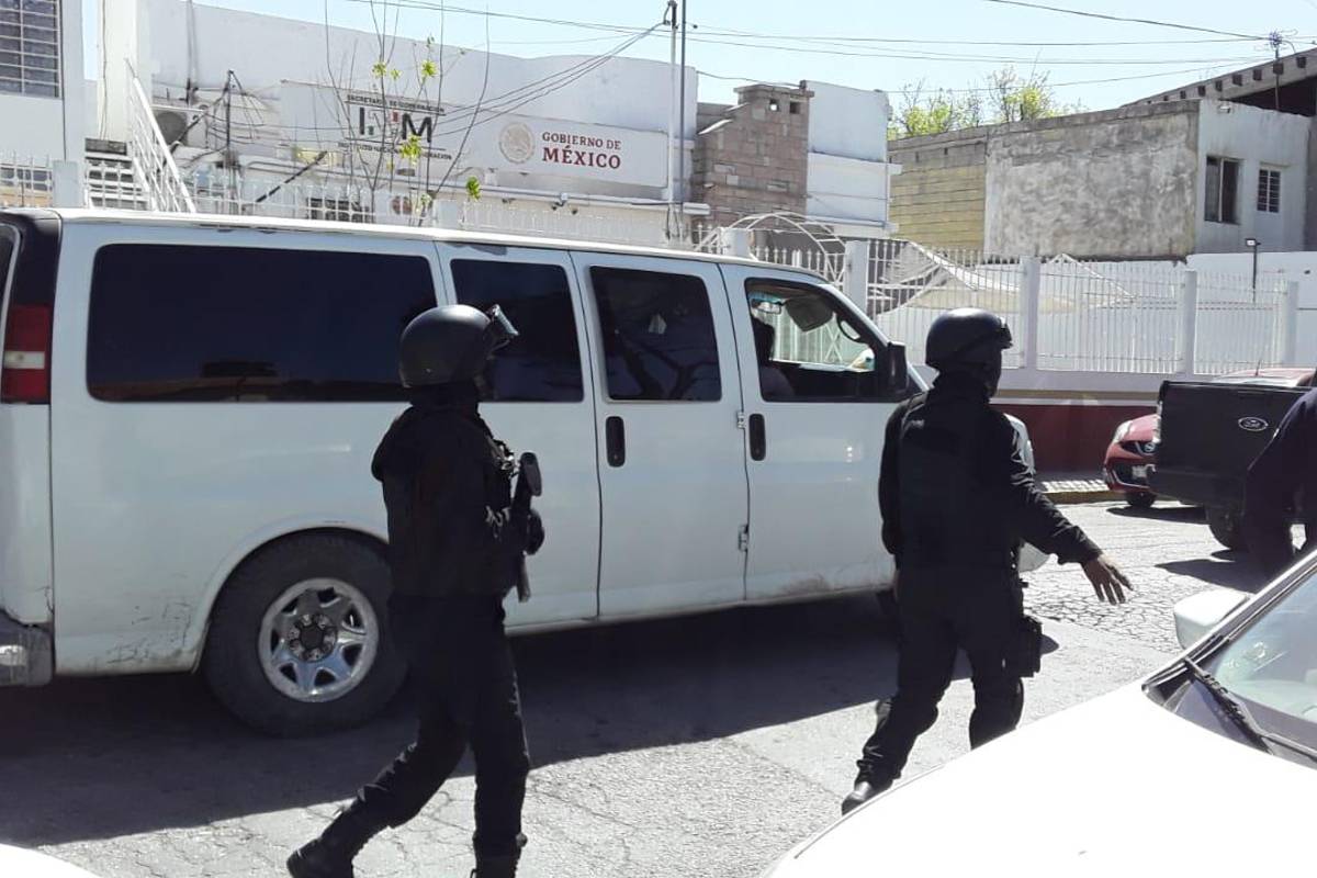 Rescatan a otro grupo de 64 migrantes en Castaños, Coahuila; viajaban en dos camionetas tipo van