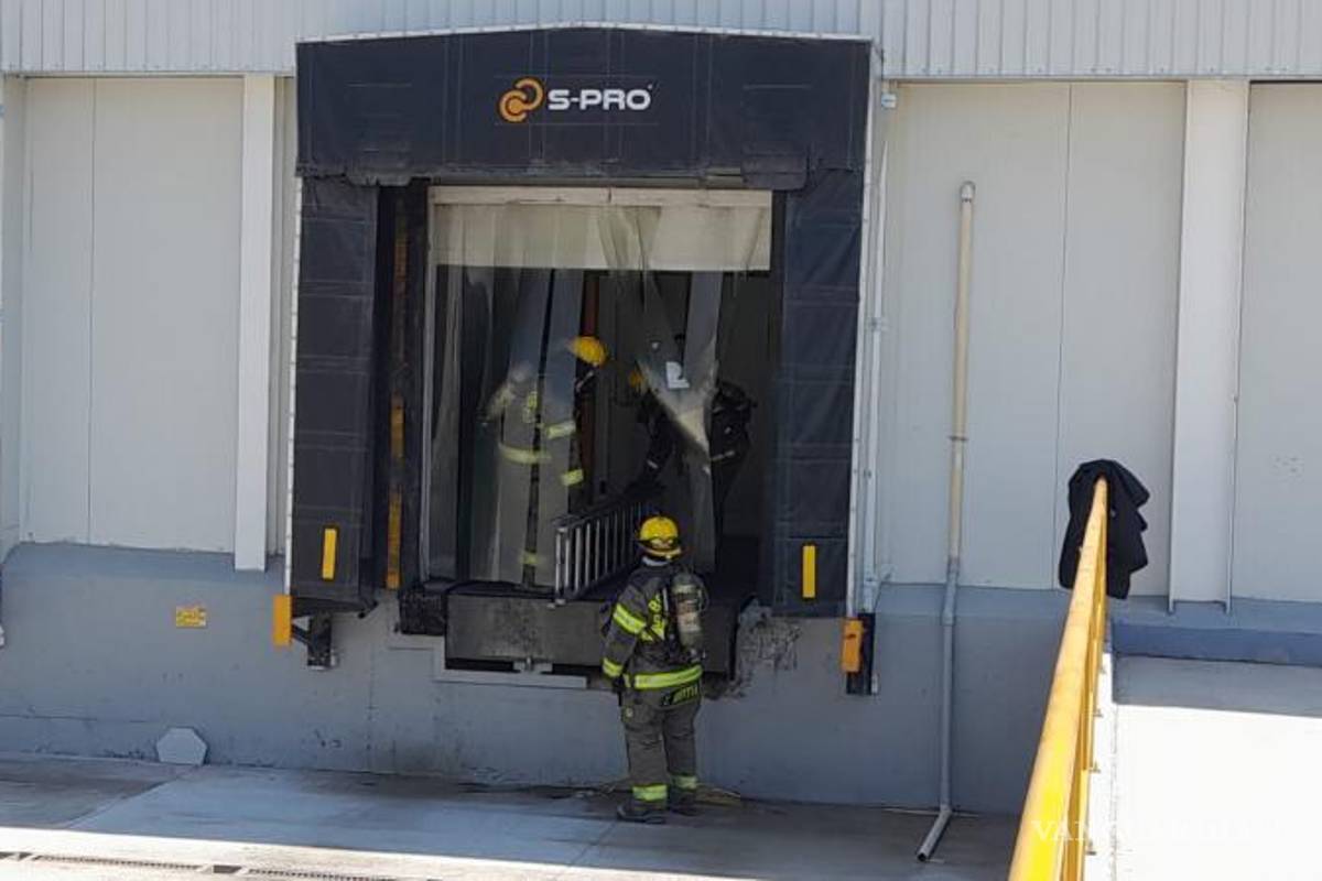 $!Elementos de Bomberos acordonaron la planta ubicada en Torre Eiffel 285 tras la fuga de gas.