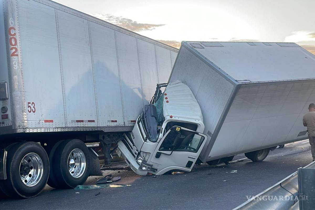 Empleado mueblero choca y mata a su copiloto en la autopista a Torreón