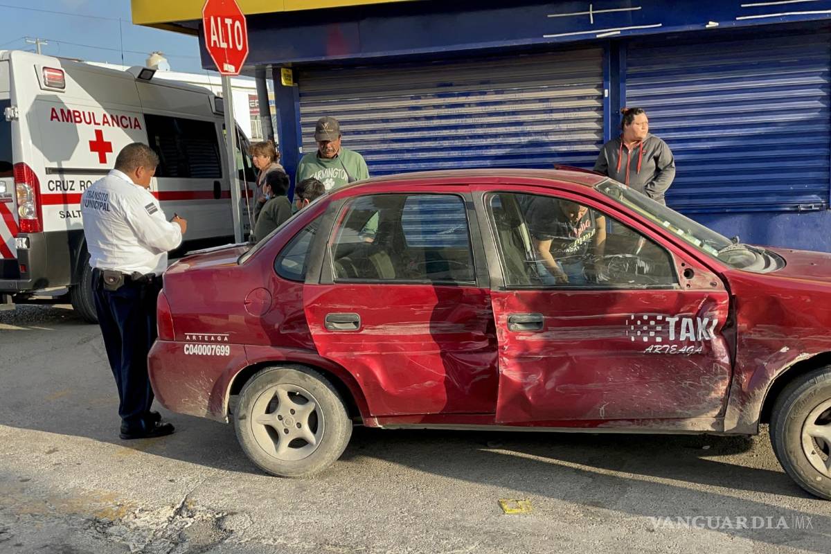 Joven choca a taxi de Arteaga en Saltillo; el afectado llevaba a sus nietos a la escuela