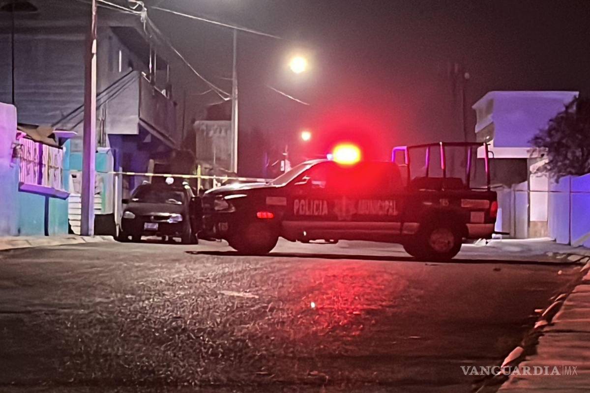 $!Elementos de la Policía Municipal aseguraron la zona tras el atropellamiento mientras vecinos observaban los trabajos de levantamiento.