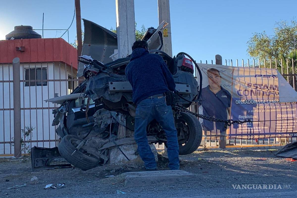 Parte su auto en dos tras fuerte accidente en la Saltillo-Monterrey