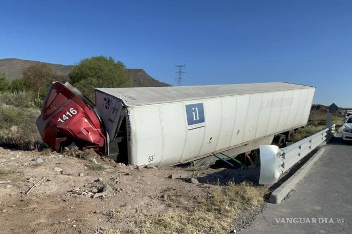 $!Con la cabina destrozada, terminó el tráiler luego de que su condcutor perdió el control.