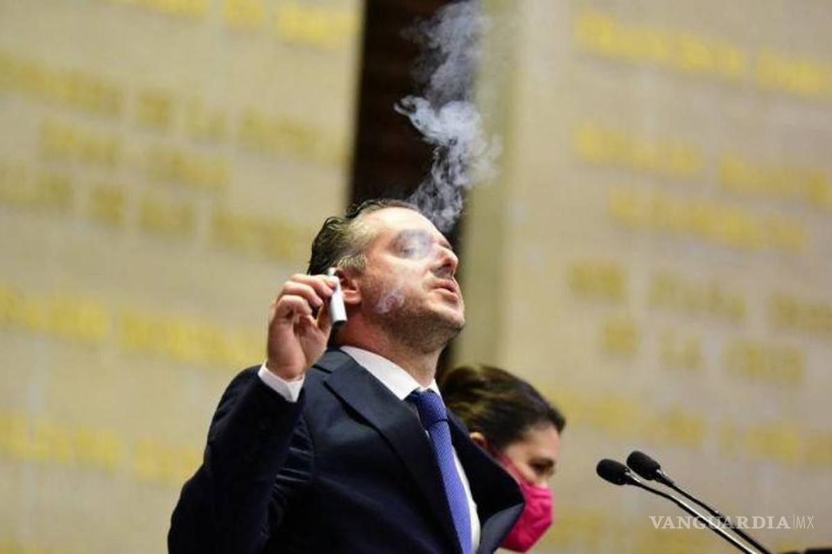 Vapeando en plena tribuna, diputado de MC propone regular cigarros electrónicos