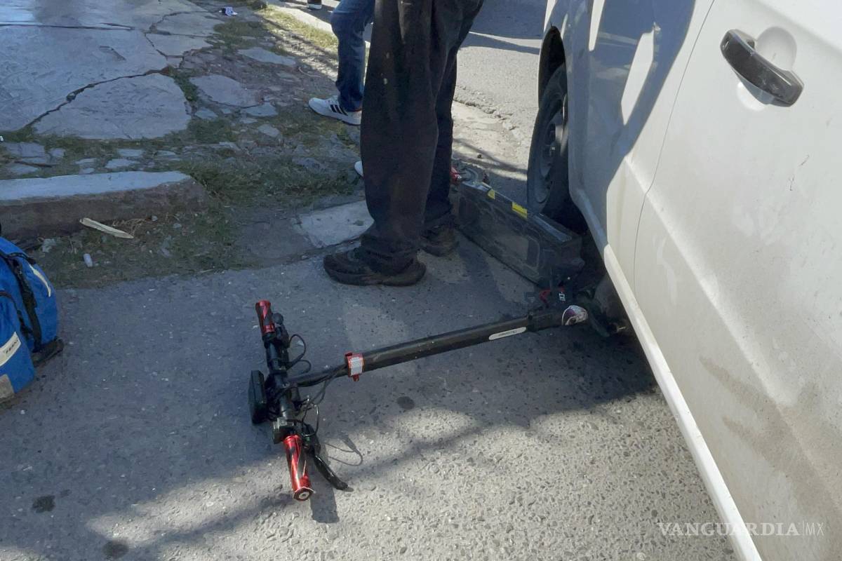 Conductora de Aveo derriba a mujer en patín eléctrico en Saltillo