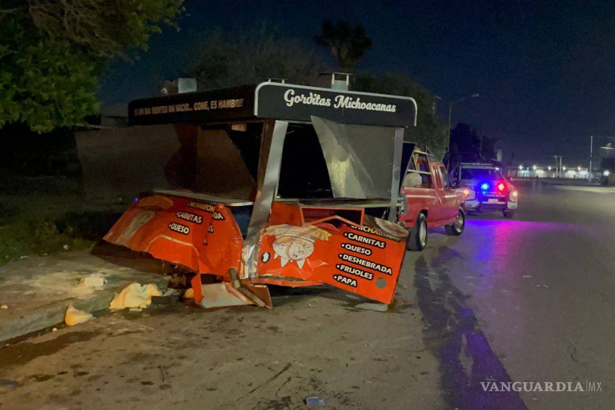 Saltillo: veloz conductor se lleva de encuentro remolque de comida y lo destroza
