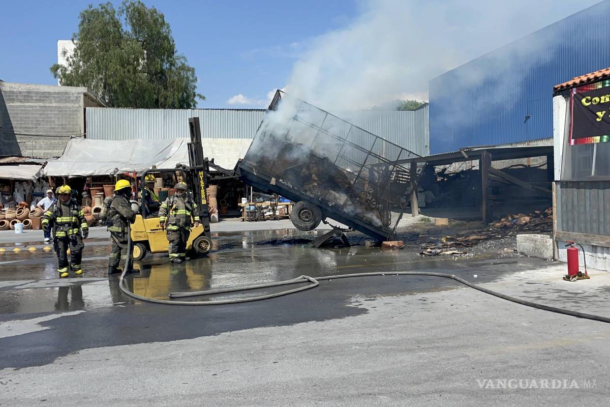 Detecta policía de Saltillo incendio en estacionamiento de comercio y evita tragedia mayor
