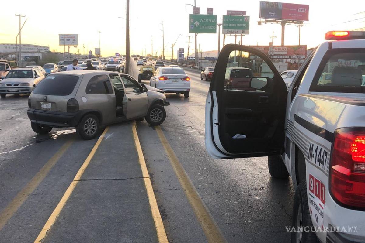 Choca contra un muro de contención en el Echeverría