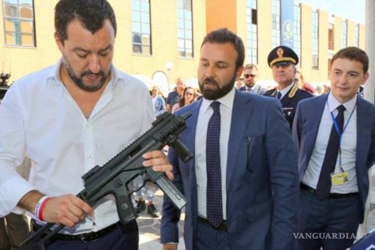 Foto del Ministro del Interior de Italia con arma de fuego desata polémica