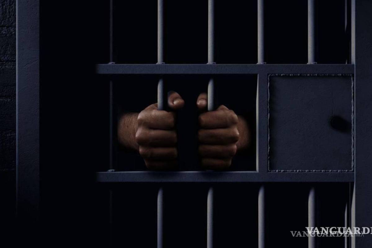 Pasajero de autobús es detenido por la FGR en Nuevo León con un arsenal en dos maletas