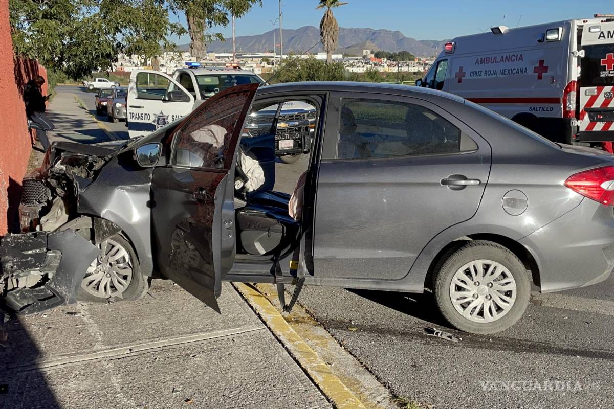 Saltillo: joven sufre ataque convulsivo y choca, Cruz Roja asistió al conductor