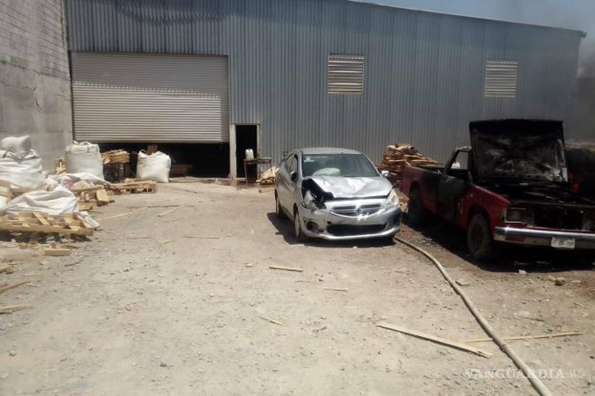 Incendio en corralón de Saltillo deja varios autos afectados