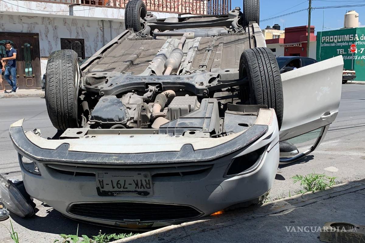 Joven termina volcado en colonia de Saltillo; ‘vehículo le cerró el paso’