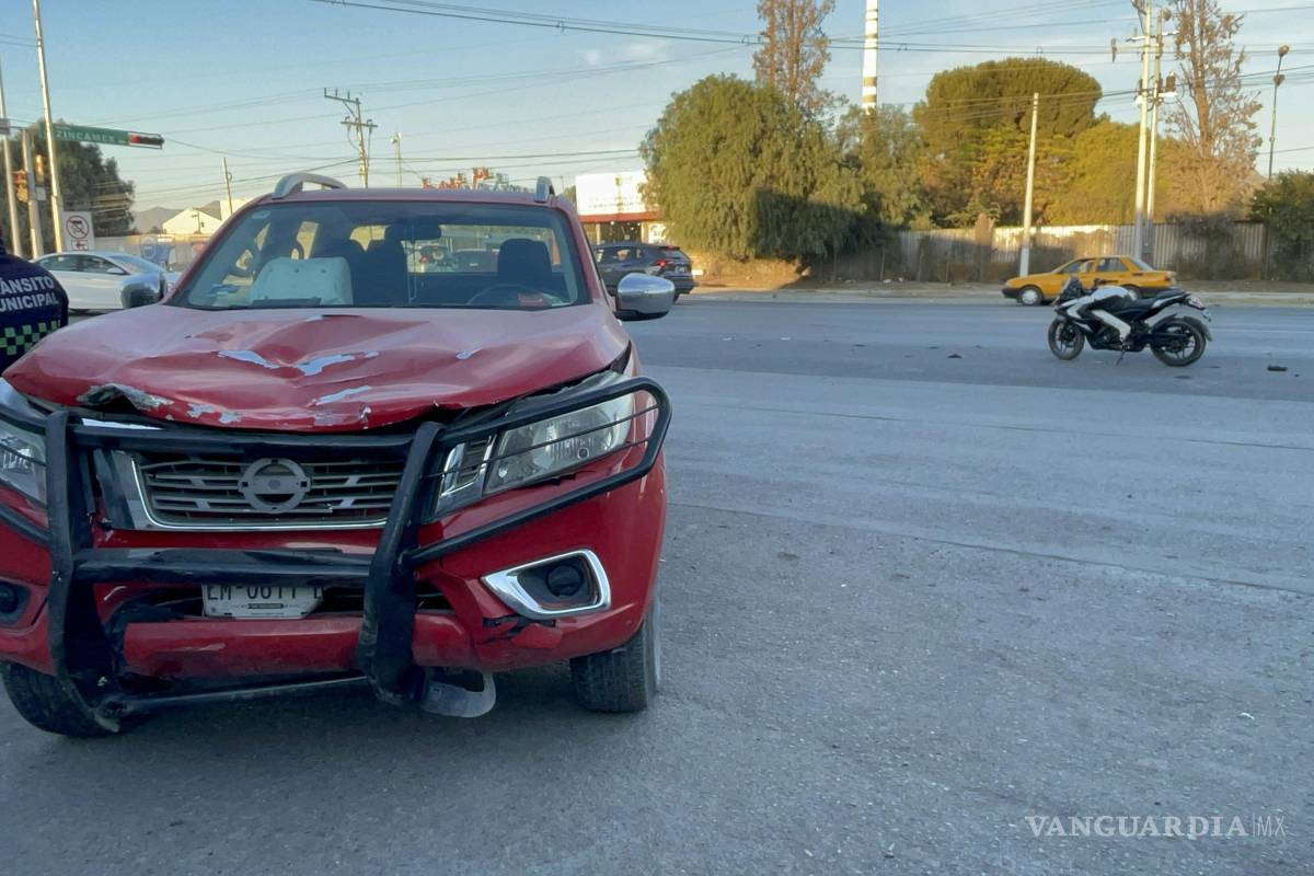 Saltillo: motociclista resulta lesionado tras ser impactado por camioneta; ambos alegan tener vía libre