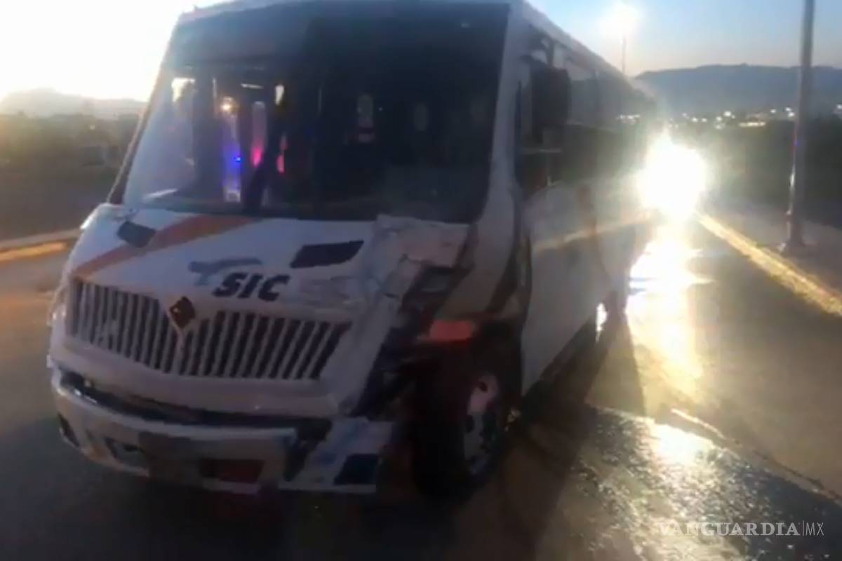 Camión de personal choca con tráiler en bulevar de Saltillo y deja 18 lesionados; dos están delicadas