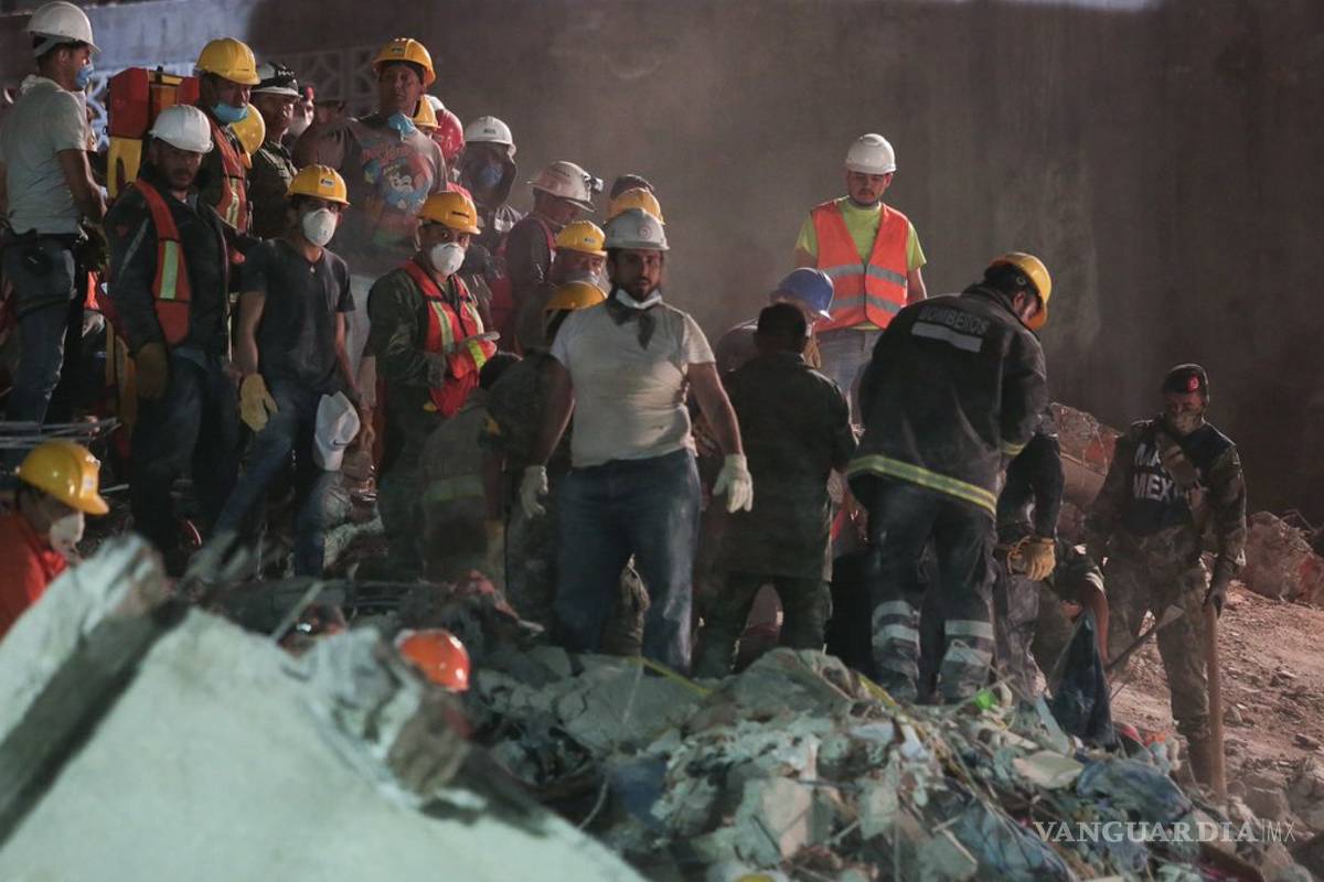 Rescatan a tres personas de edificio colapsado en la CDMX