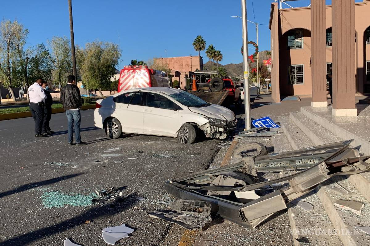 Pierde el control, choca y vuelca sobre transitado bulevar de Saltillo