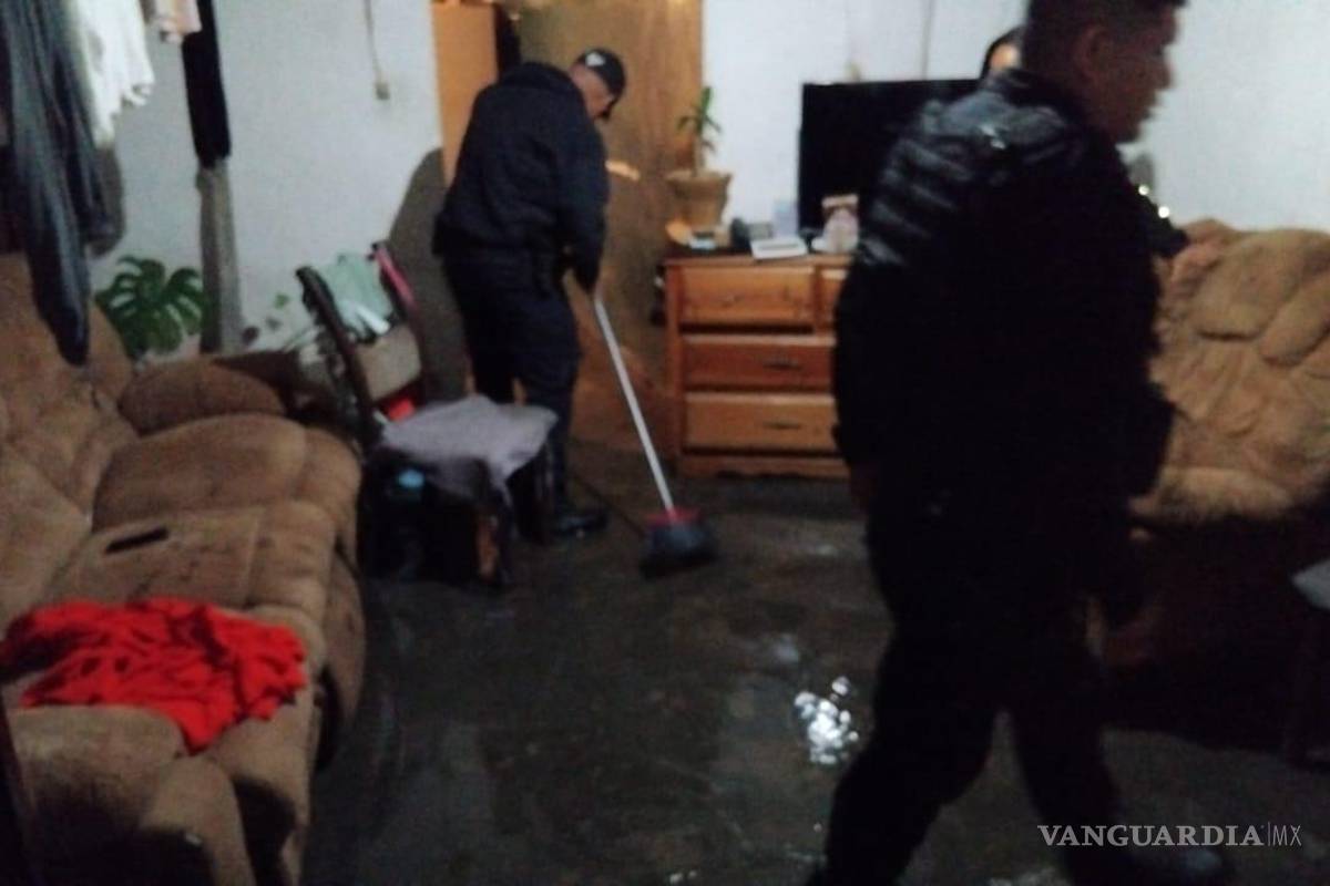 Sufren familias de Parras inundación de hasta un metro en sus hogares