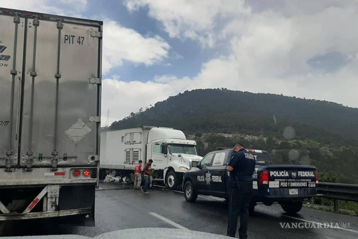 Tráiler derrapa en la carretera 57 rumbo a Matehuala