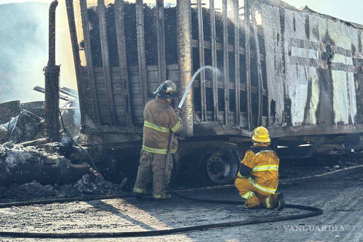 Choque e incendio entre dos tráileres paraliza carretera 57 en Arteaga