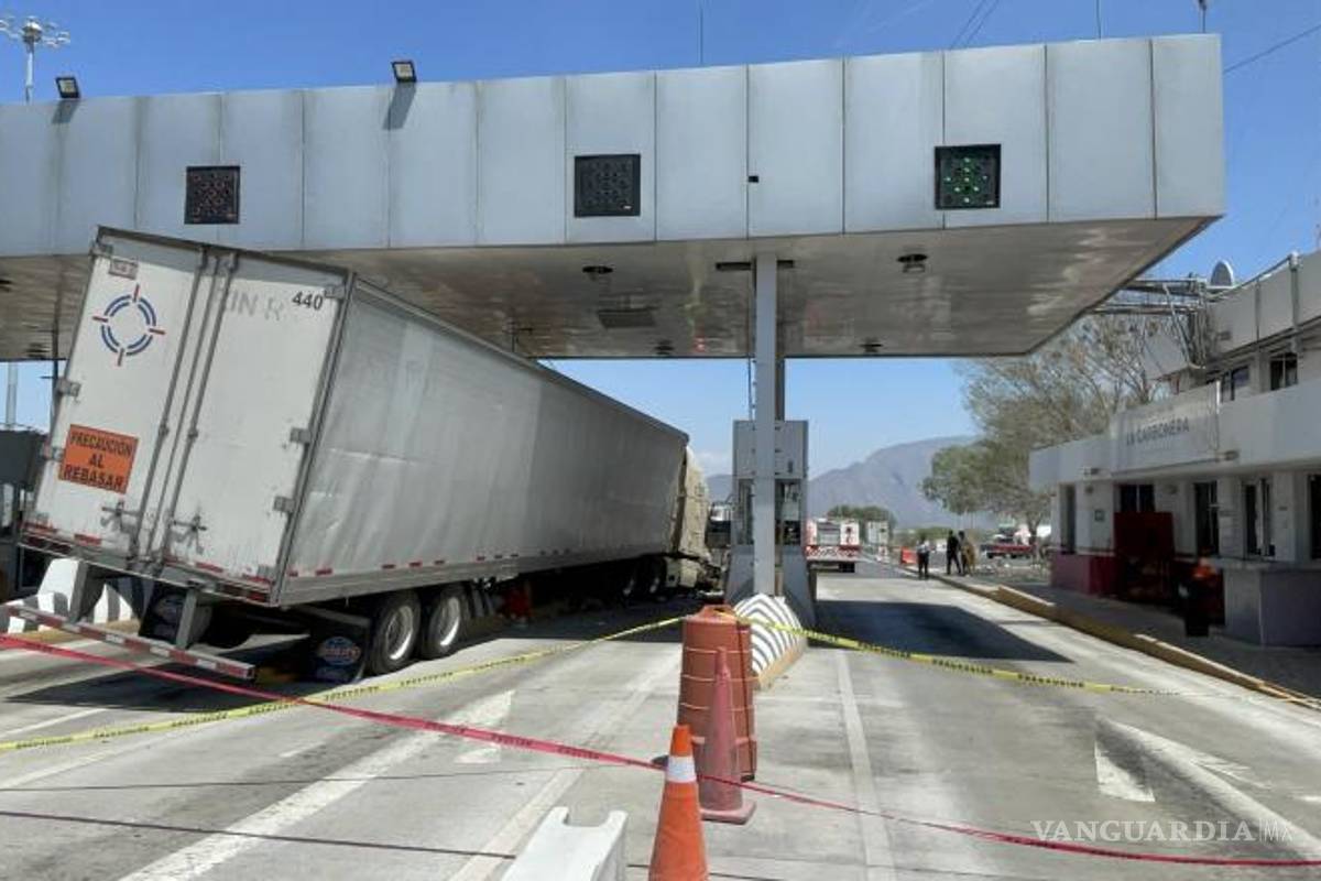 $!El tránsito vehicular se vio afectado en ambas direcciones hasta que se logró abrir una cabina de cobro.