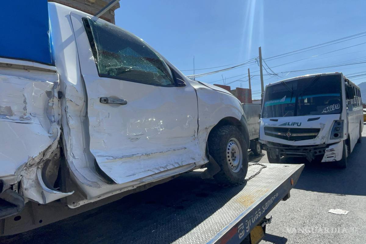 Vuelca camioneta tras ser impactada por transporte de personal en Saltillo