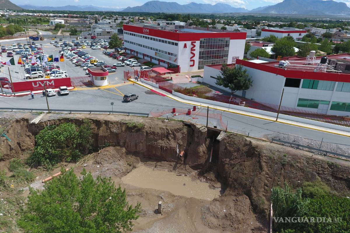 Cierran acceso de la UVM en Saltillo por enorme pozo