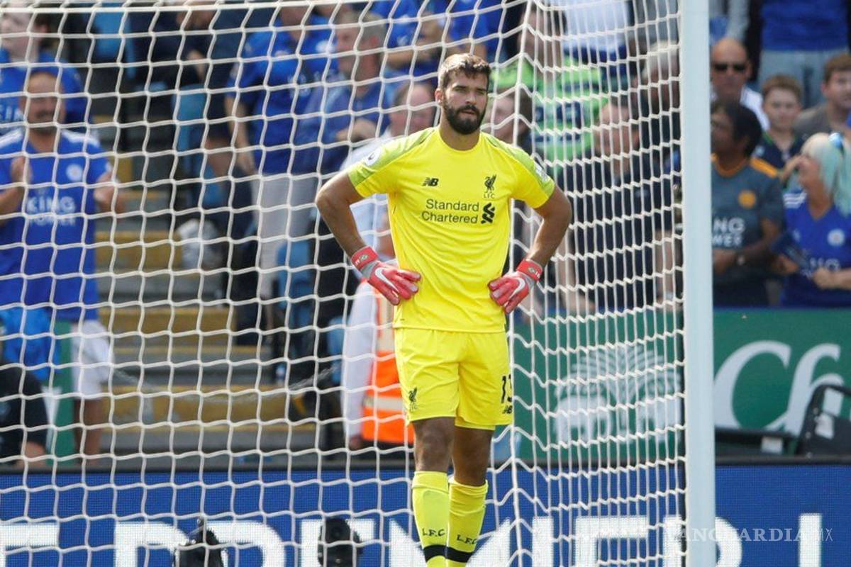 Nuevo portero del Liverpool hace un 'Karius' pero siguen invictos en la Premier League