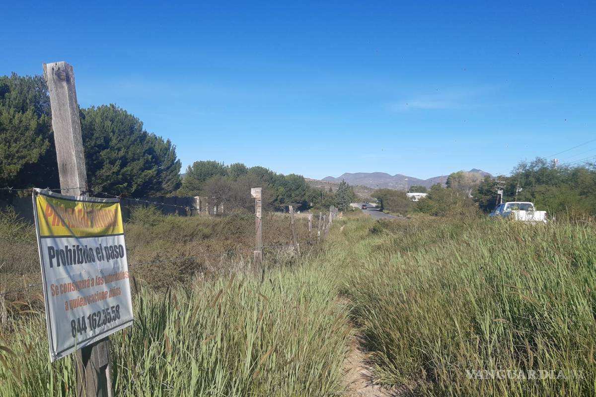 Saltillo: angosto y lleno de baches, así luce acceso a la Narro