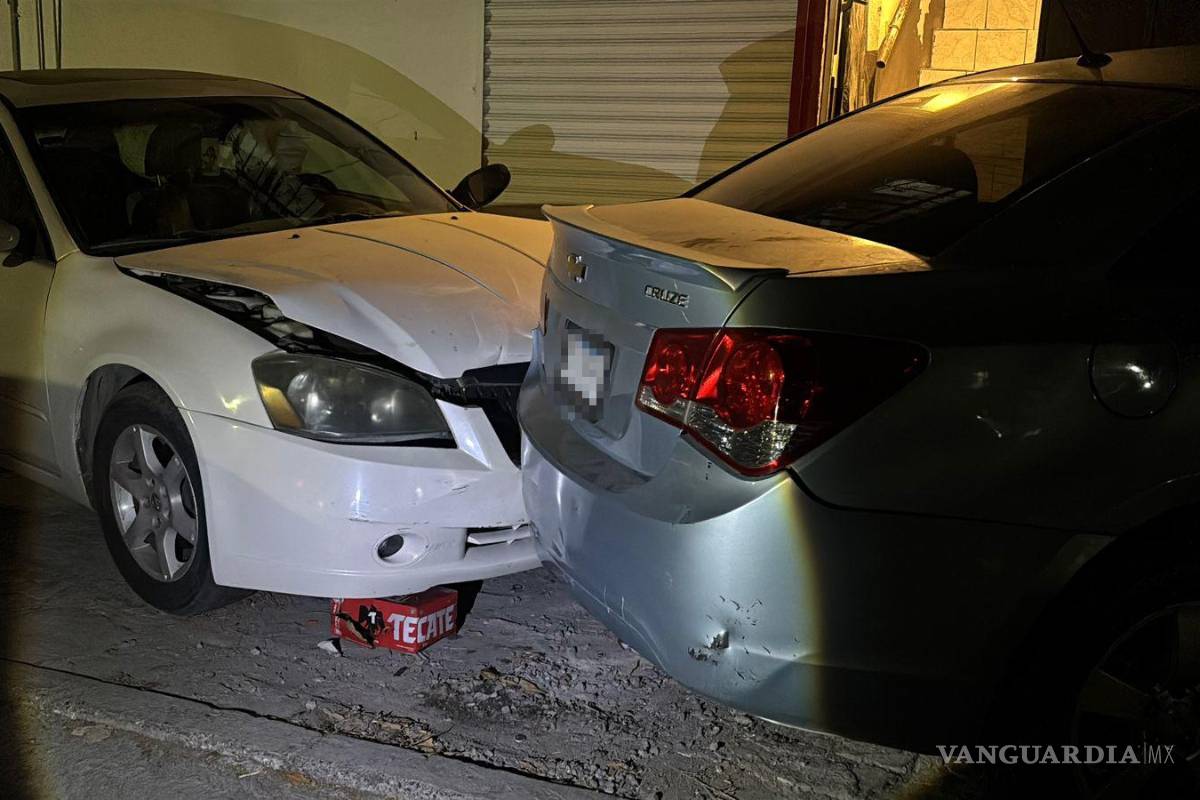 Saltillo: choca contra fachada y auto estacionado al perder el control en Guayulera
