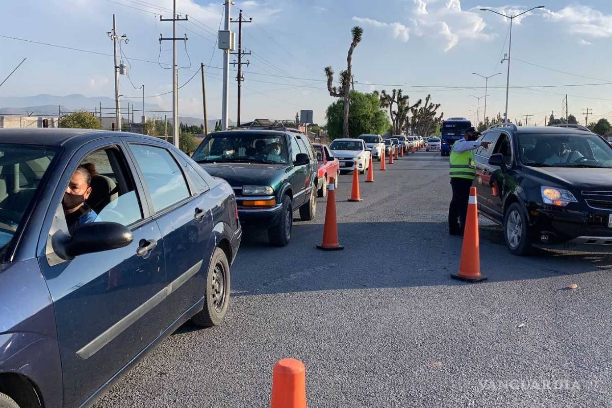 Alcanza fila de módulo vehicular en la UAAAN de Saltillo más de 5 km; autos se quedan en el camino