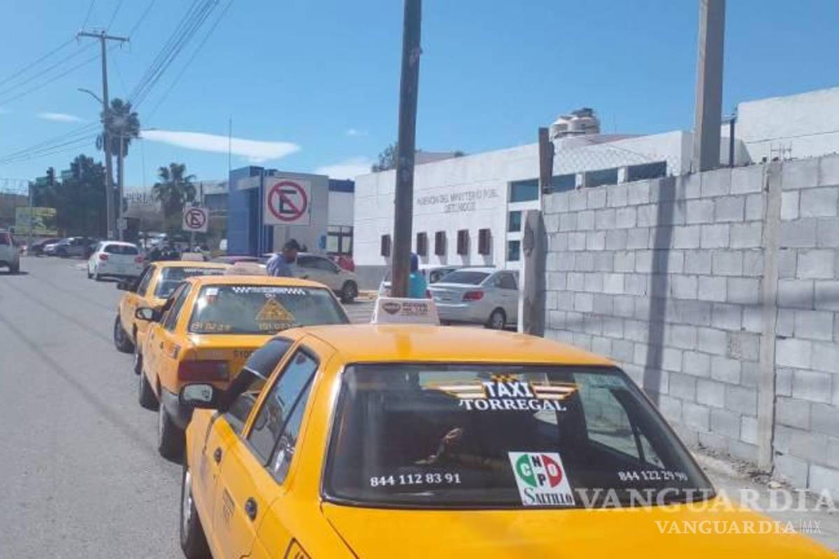 $!Compañeros taxistas auxiliaron al hombre agredido.