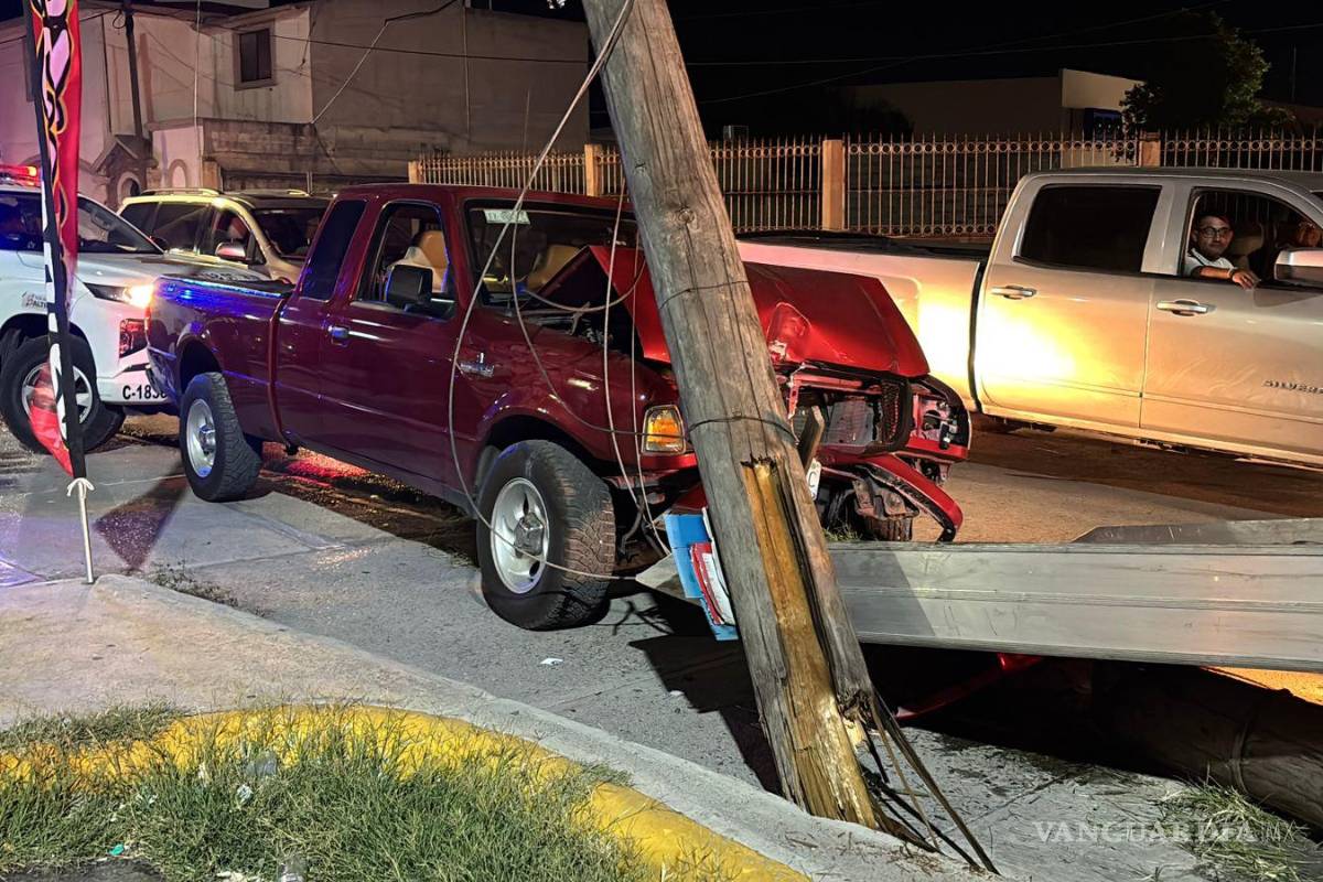 Saltillo: joven impacta su camioneta contra un poste tras falla mecánica