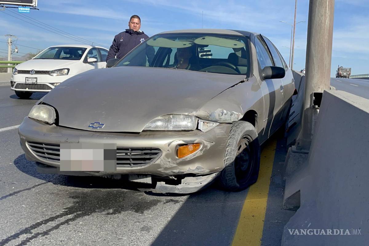 Da volantazo y se estrella contra muro en bulevar Nazario Ortiz; asegura que auto se le atravesó