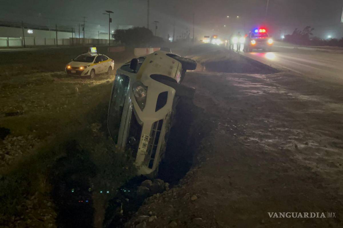 Adulto mayor cae con su coche en una zanja, en Saltillo