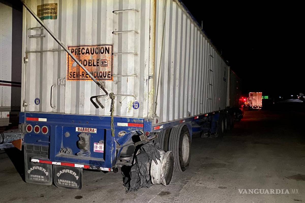 $!La caja del tráiler impactado resultó dañada tras el choque dentro del túnel de los Chorros.