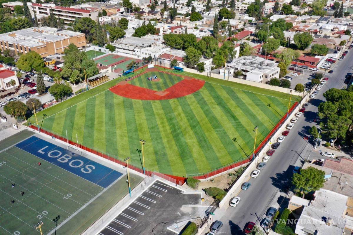 $!El campo de beisbol se encuentra a la altura de los mejores del País, dijo Virgilio Verduzco Echeverría, director de Infraestructura y Obra Pública.