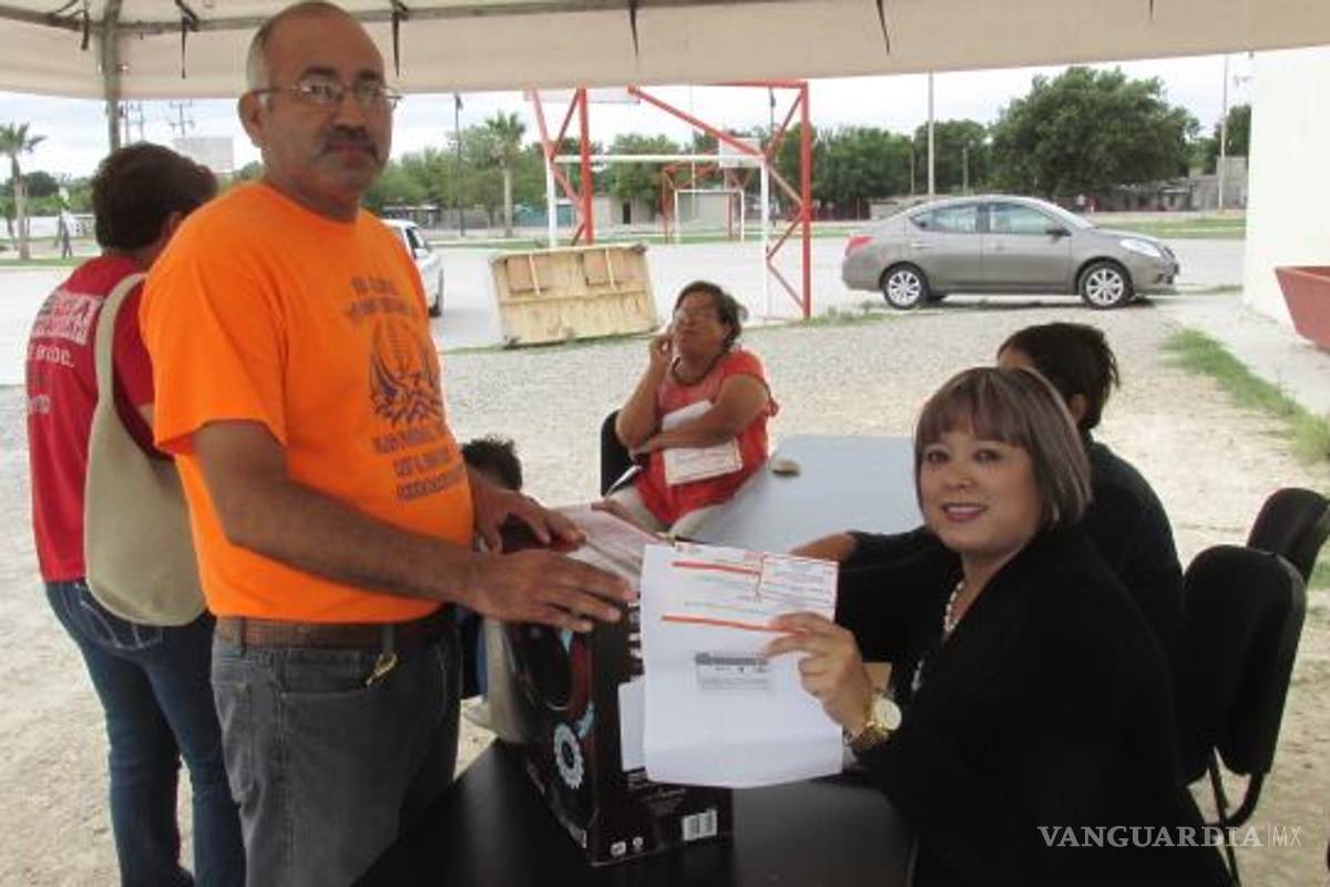 $!Entregan Armando Guadiana ayuda a damnificados por el tornado en Ciudad Acuña