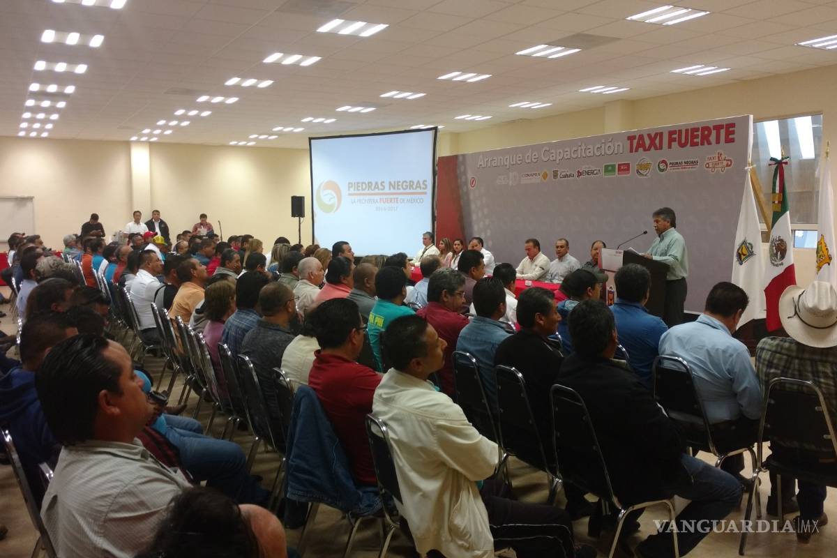 Capacitan a choferes de taxis en Piedras Negras en seguridad vial y atención al pasajero