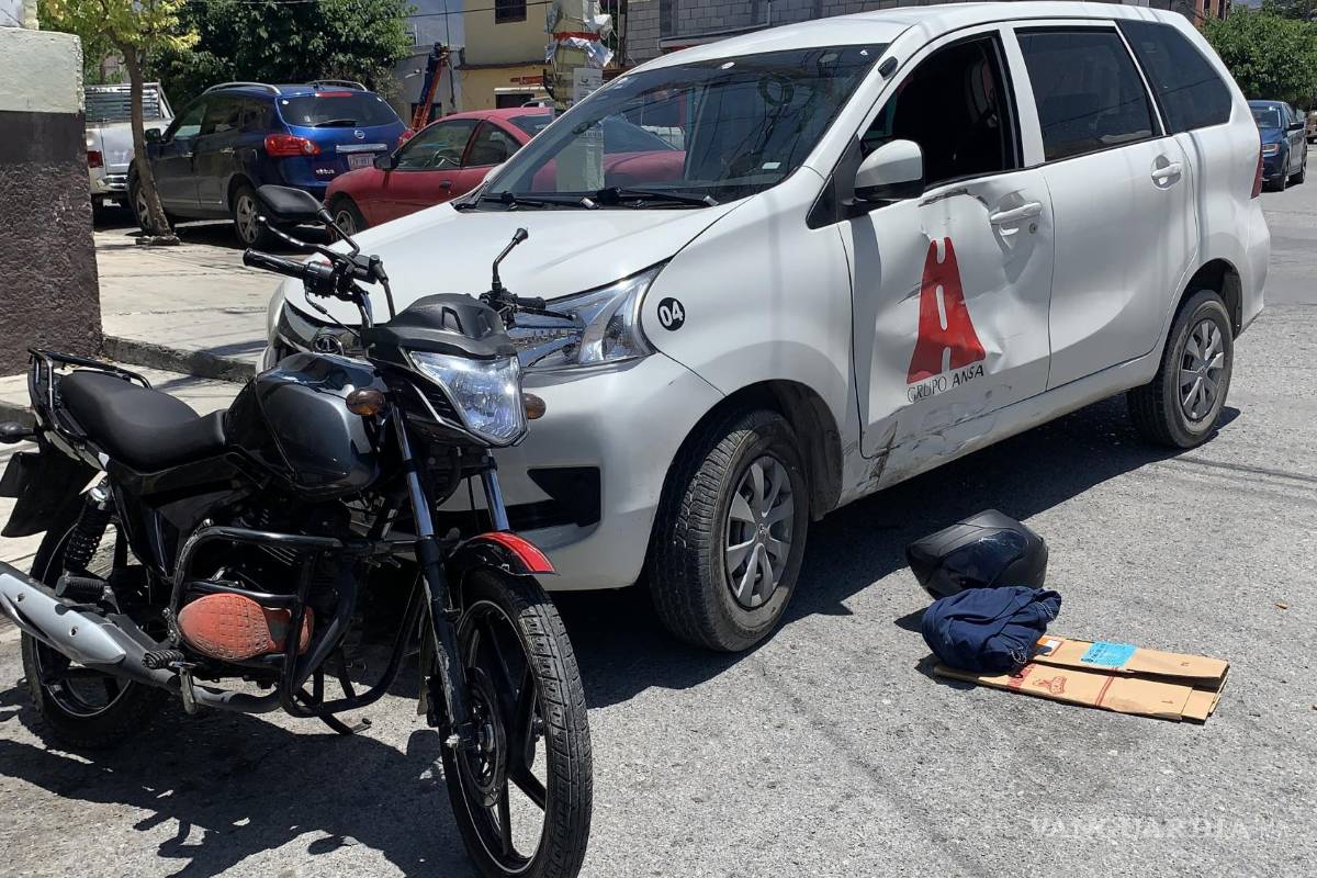 Motociclista se impacta contra una camioneta en calles de colonia González en Saltillo